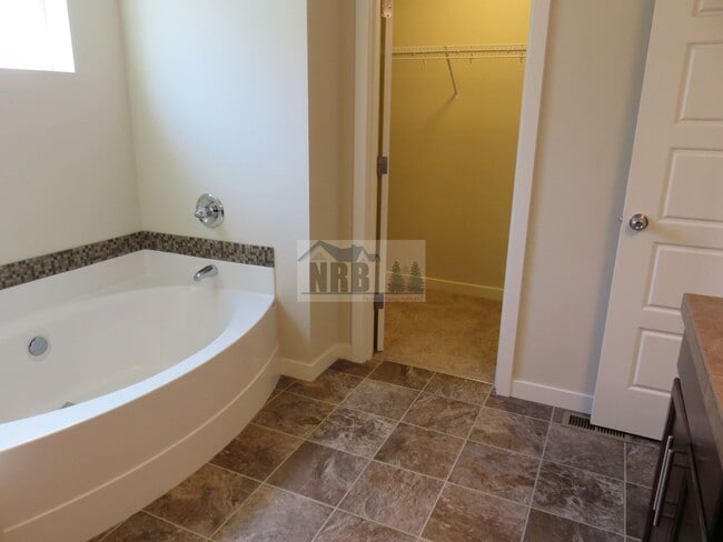 Building Photo - Stunning 3 bd House located in a Gated Community of Puyallup!