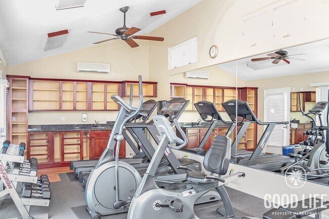 Building Photo - Perfect 1B/1BA w/ Balcony, Reserved Parkin...