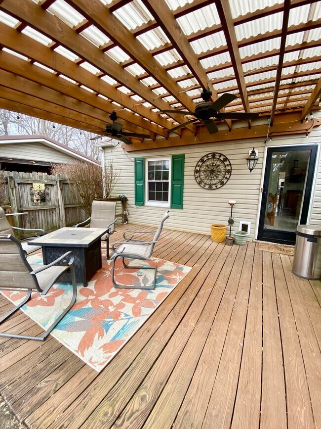 Building Photo - Spacious 3BR Home Minutes from Downtown Johnson City | W/D Included | Garden Beds