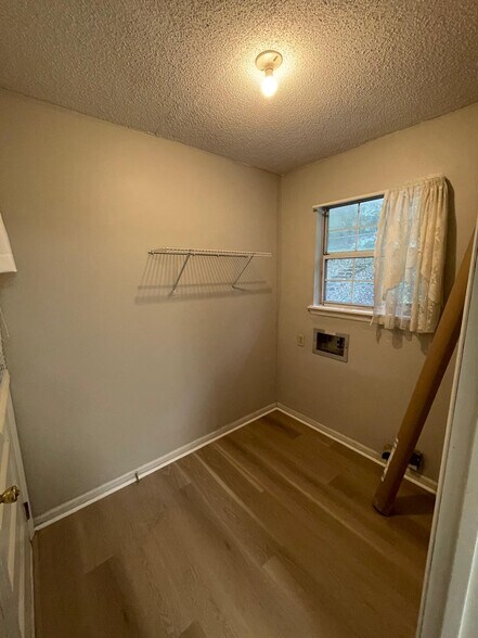 Laundry room (washer & dryer included) - 1936 Ashmore Ave