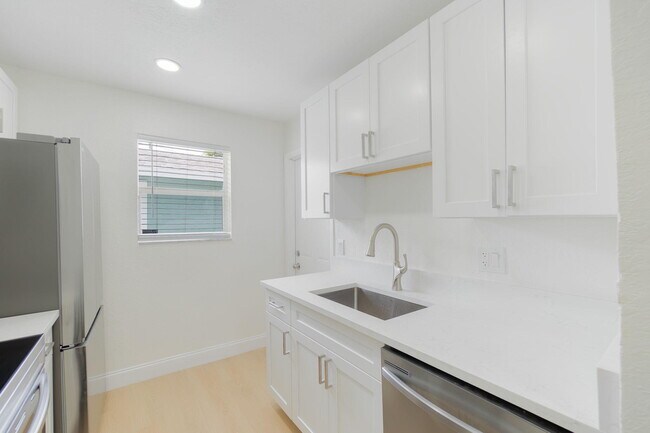 Building Photo - 2831 N Seacrest Blvd
