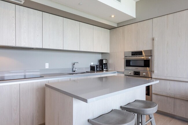 Building Photo - 2723 Hallandale Beach Blvd