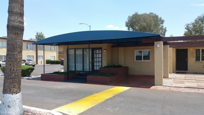 Building Photo - 6529 W Glendale Ave