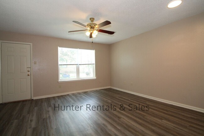 Building Photo - 3704 Hereford Ln