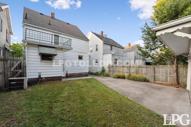 Building Photo - 2029 Berdan Ave