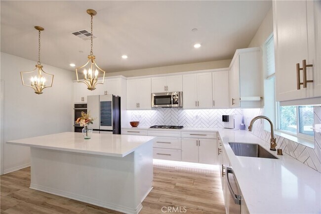 Building Photo - 33063 Table Rock Dr