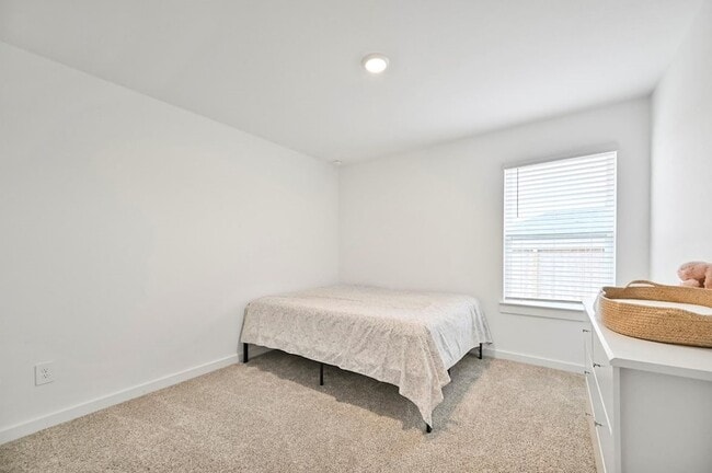 Building Photo - 1139 Hughes Crossing Dr