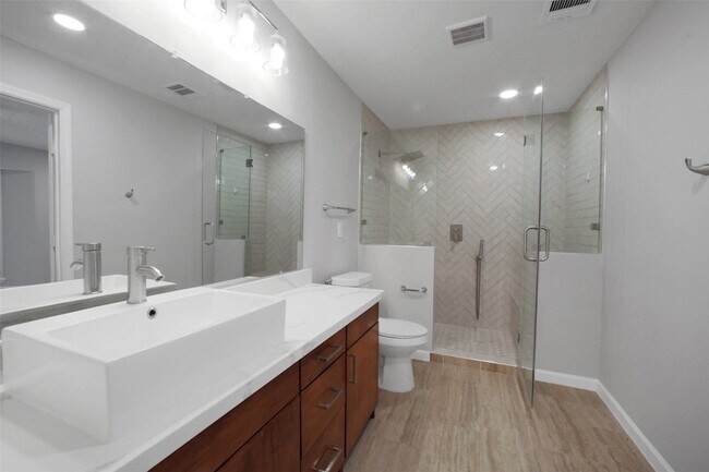 Building Photo - 15815 Baytree Dr