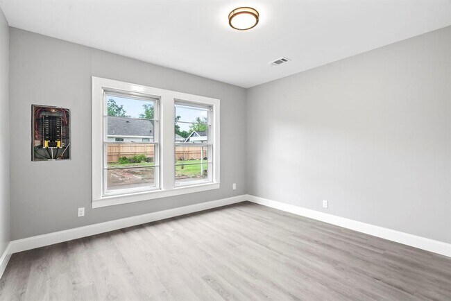 Building Photo - 1313 Elm St