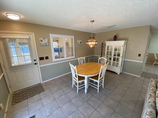 Building Photo - Great Location Turnkey Villa In The Villag...