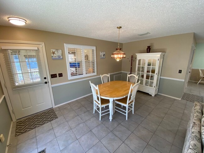 Building Photo - Great Location Turnkey Villa In The Village of Belvedere ANNUAL Lease