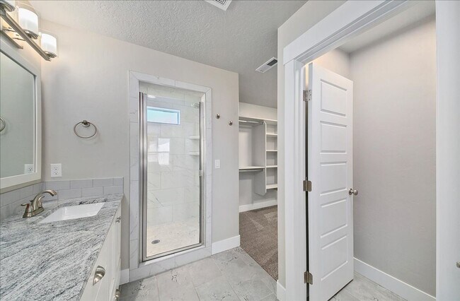 Building Photo - Eagle Townhome with Upscale Finishes!