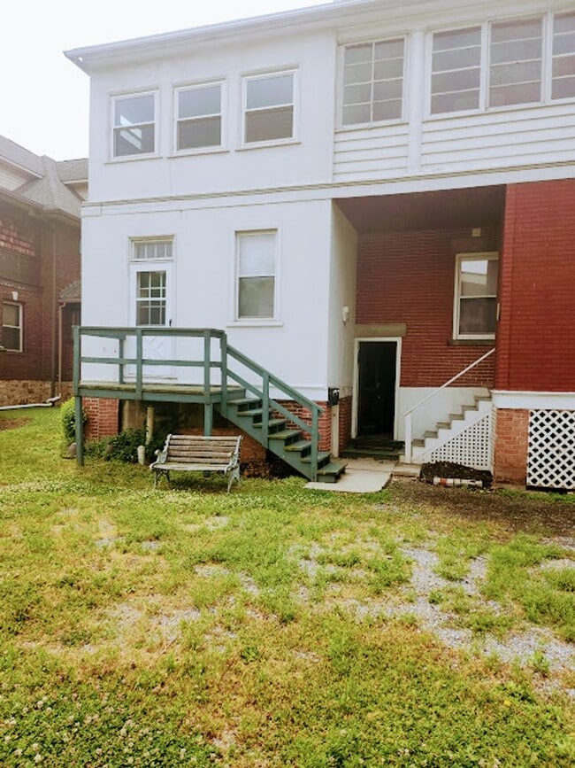 Building Photo - 233 E Pitt St