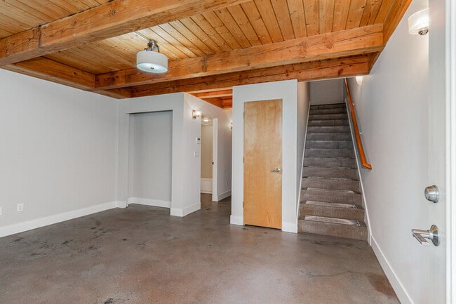 Building Photo - 3008 NE 55th St