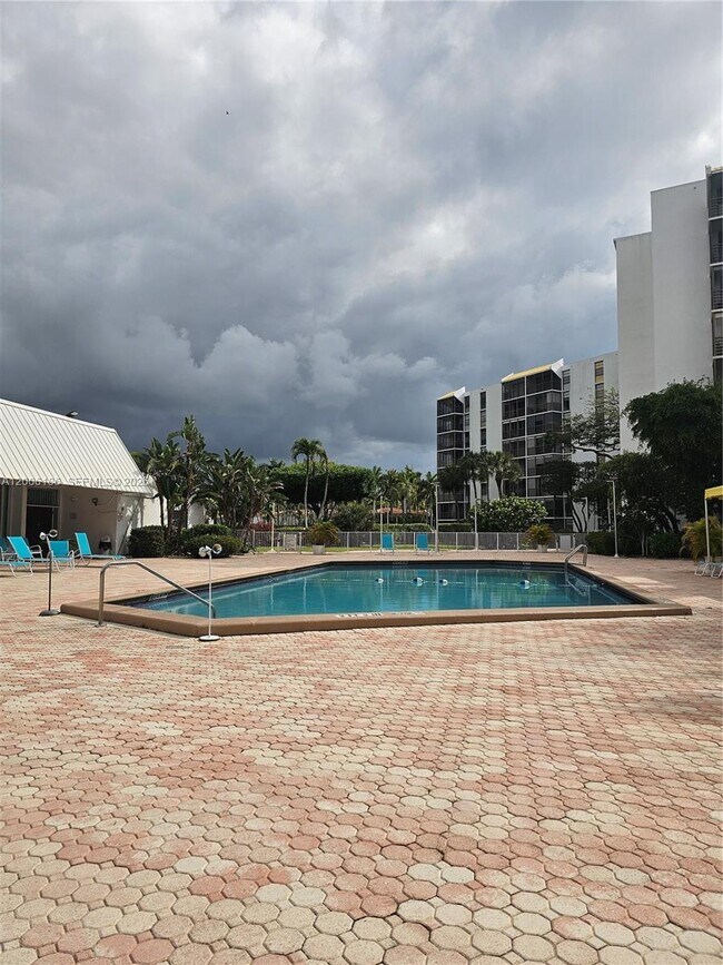 Building Photo - 20500 W Country Club Dr