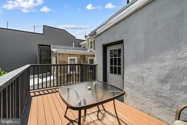 Building Photo - 206 Ripka St