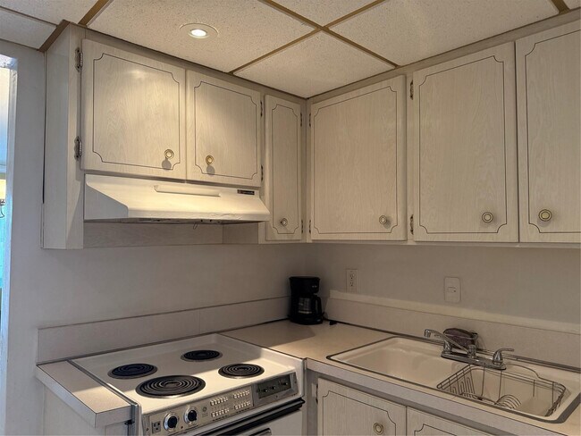 Building Photo - 412 S Cypress Rd