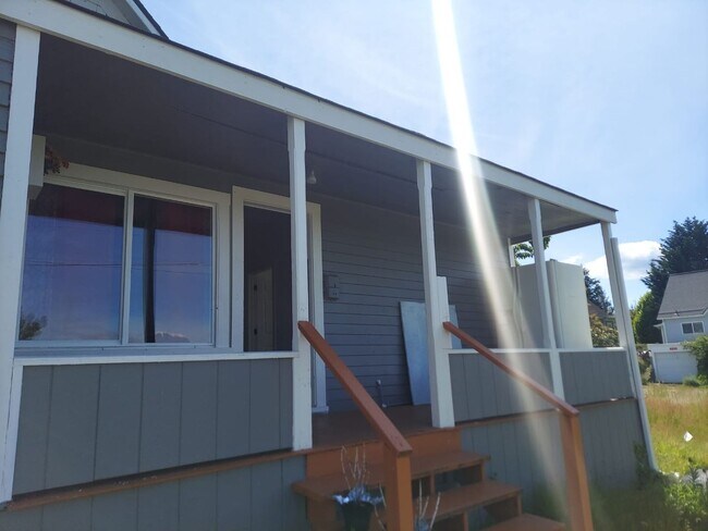 Building Photo - Charming Tacoma Home on a Peaceful Corner Lot!