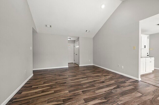 Building Photo - 9852 Hawthorne Dr