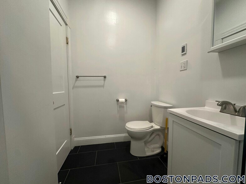 Building Photo - 40 Queensberry St