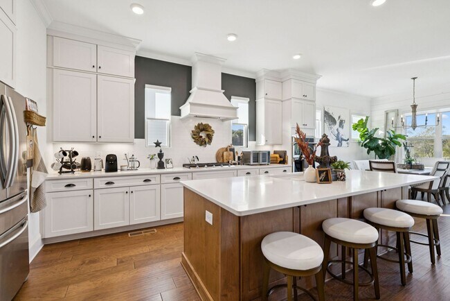 Building Photo - Luxurious living space *Fully furnished and impeccably designed*