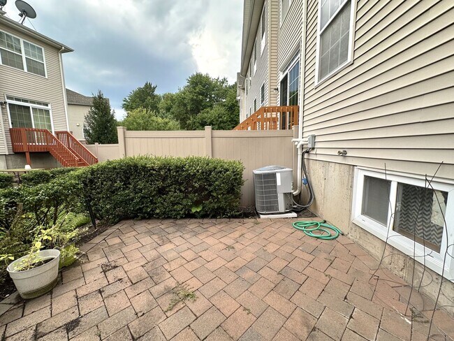 Building Photo - 3 bedrooms, 2.5 bathrooms