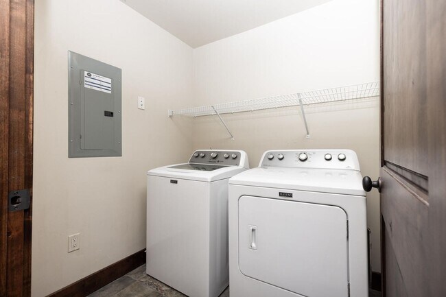 Building Photo - Unfurnished Condo in Black Rock Ridge