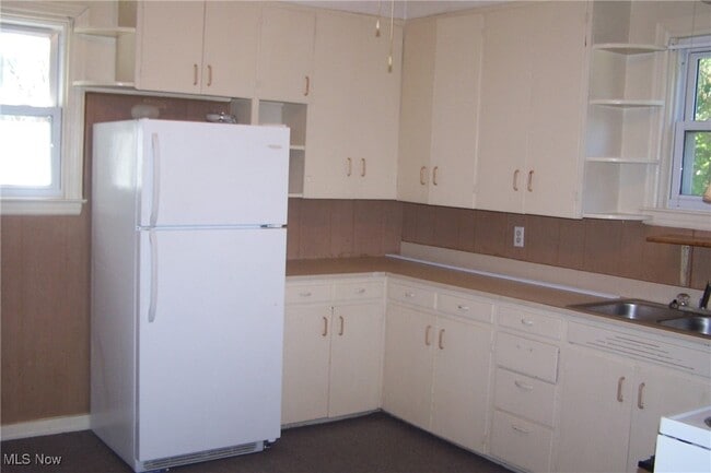 Building Photo - 15962 Pierce St