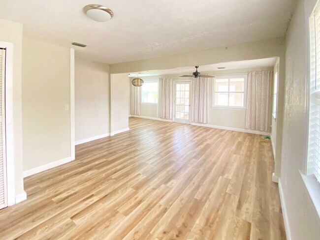 Building Photo - 3/2 Beachside Bungalow with Garage!
