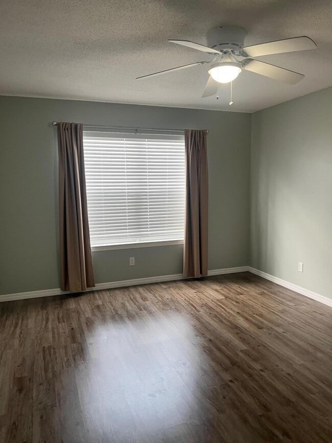 Building Photo - 603 Drakes Landing