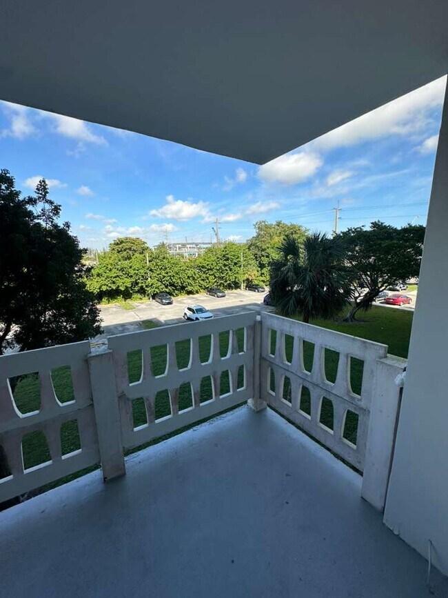 Building Photo - 15600 NW 7th Ave