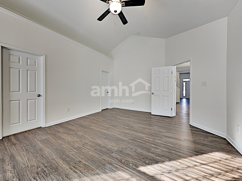 Building Photo - 8008 Willowglen Dr