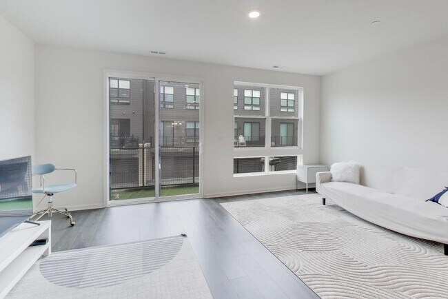 Building Photo - 2251 Venture Dr