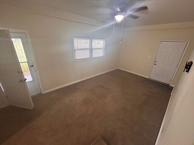 Building Photo - Beautiful 3 BED- 2BA with bonus room fenced in yard