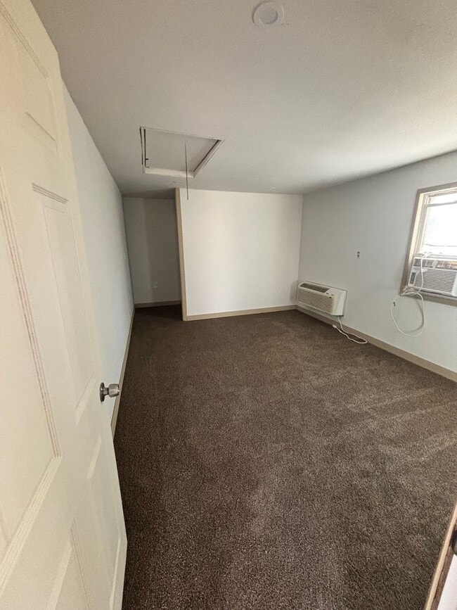 Building Photo - 4 bed 1 bath remodeled house!