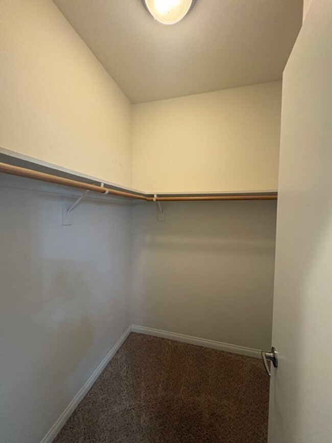 Building Photo - 824 Lawrence Dr