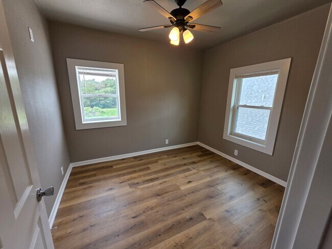 Building Photo - 840 S Maple Ave