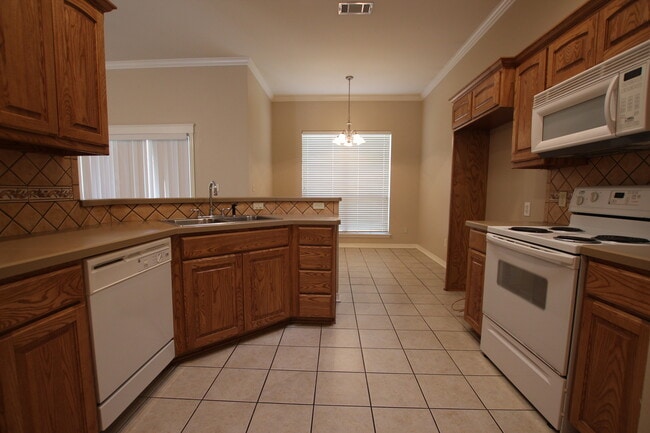 Building Photo - Stunning 3 Bedroom in Vineyard Estates Com...