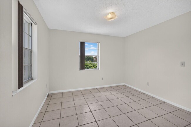 Building Photo - 708 SW Gardens Blvd