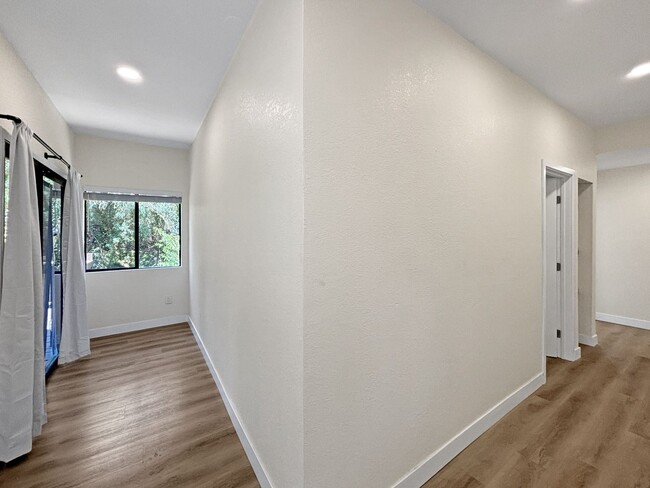 Building Photo - Charming & Spacious 2BD/2.5BA House in Nor...