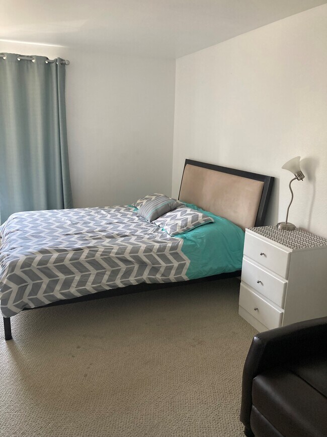 private bedroom - 5535 Canoga Ave