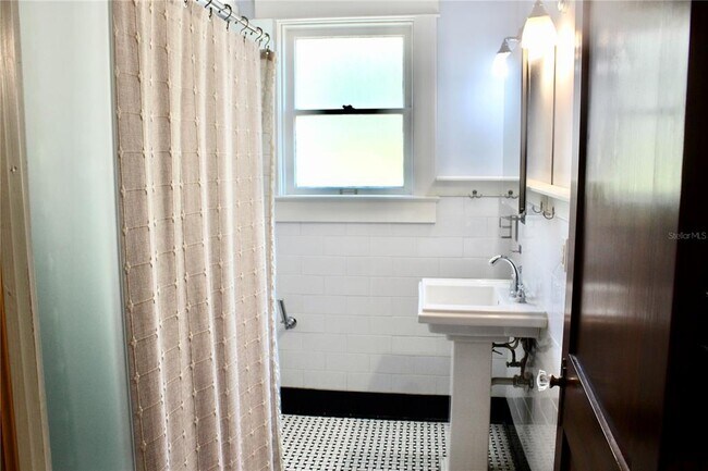 Building Photo - 701 W Swann Ave