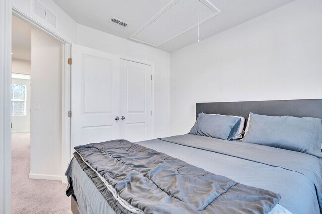 Building Photo - Modern 3BR, 2.5BA Townhouse in Walnut Hill Townes