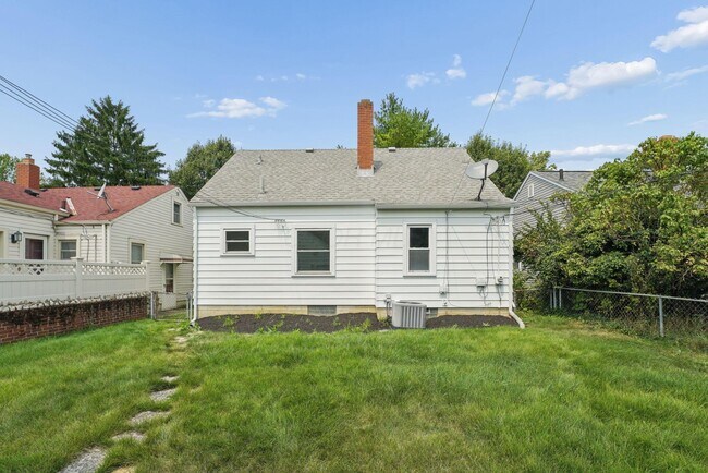 Building Photo - 375 E Royal Forest Blvd
