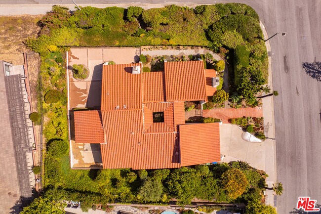 Building Photo - 3636 Malibu Country Dr