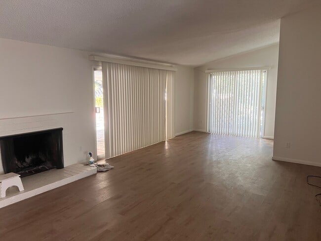 Building Photo - 5615 Oso Ave