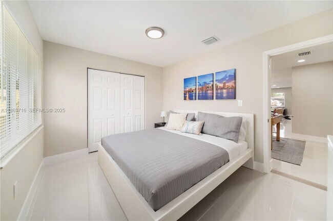 Building Photo - 1183 NE 111th St