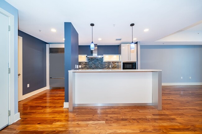 Building Photo - Beautiful 1BR/2BA Luxury High-Rise Condo in Downtown Orlando - Star Tower!