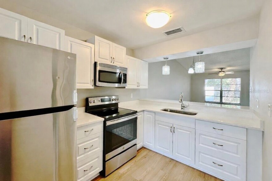 Building Photo - 7135 Parkside Villas Dr N