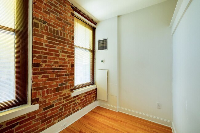 Building Photo - Heart of Dupont Move-in Ready Studio at the Historic Cairo Condominium! Utilities Included!